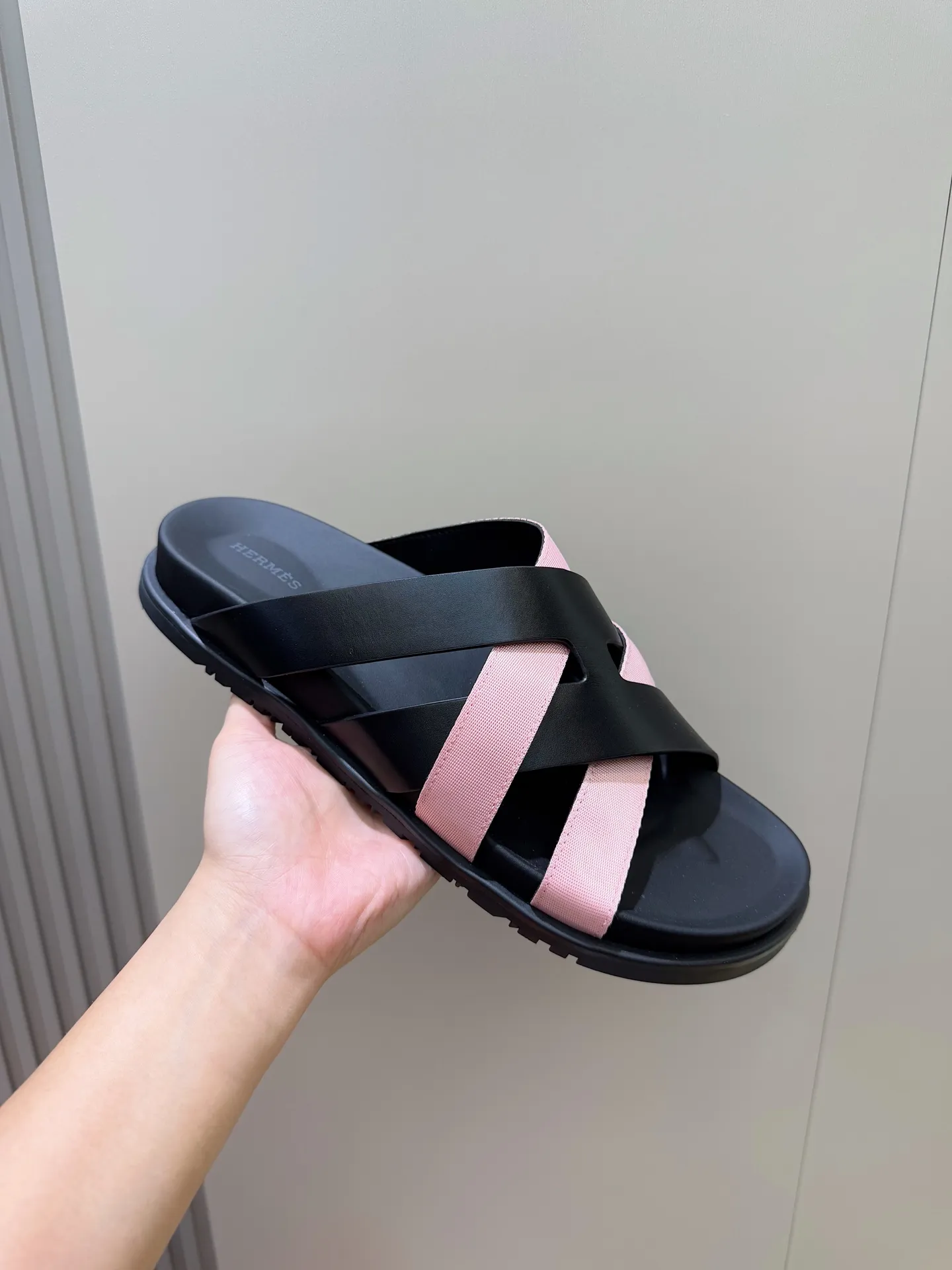 Batch 280 Hermes men's Kazimir slippers - top quality woven calfskin functional sandals, with interwoven uppers inspired by the "H" iconic pattern to create a casual look, perfect for summer. Imported cowhide + cowhide lining + rubber outsole Size: 38-44 (.45.46 customized)